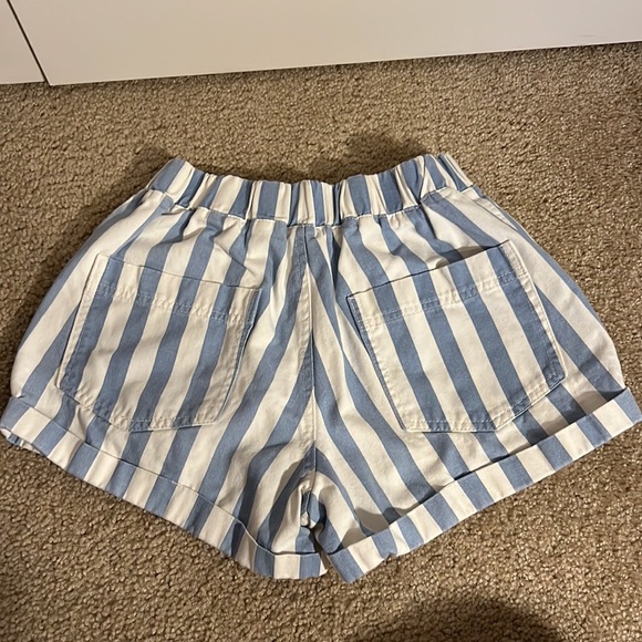 Forever 21 Striped shorts with elastic waist - Picture 2 of 2